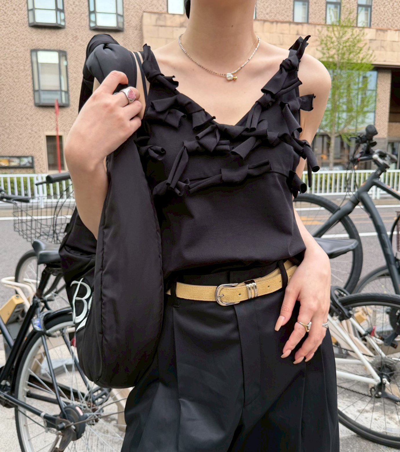 LE CIEL BLEU Frill Detail Jersey Topブラック ル シェル ブルー - LE CIEL BLEU | Bow Jersey Cami | RESTIR リステア