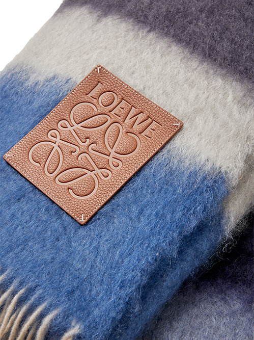 【LOEWE】リバーシブルロゴブランケット ロエベ - LOEWE | 130X185 STRIPE BLANKET-Navy-Fの通販