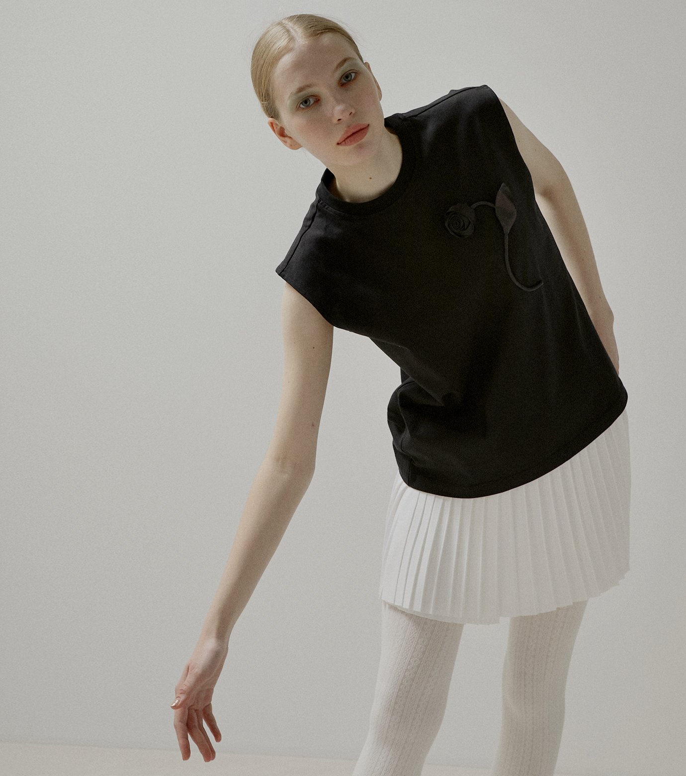 ヴィヴィアーノ - VIVIANO | Flower Applique Sleeveless