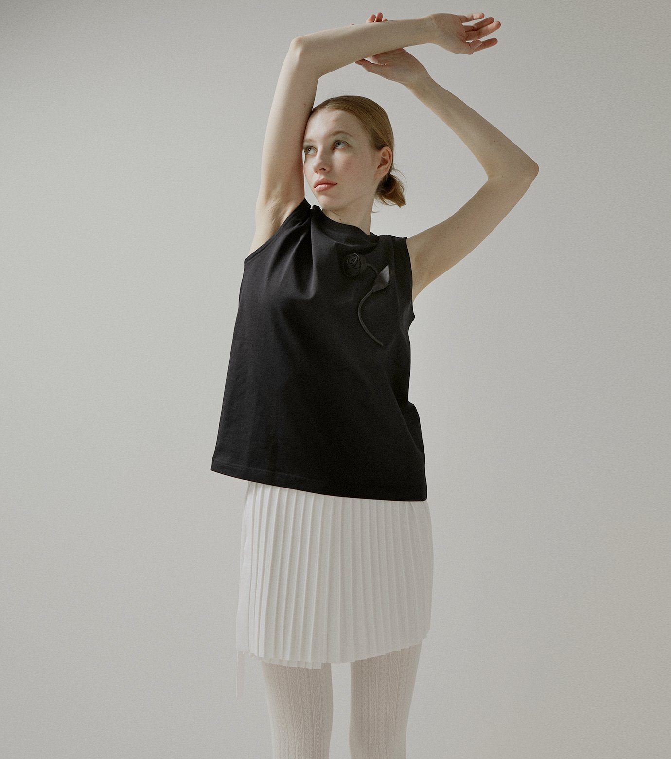 ヴィヴィアーノ - VIVIANO | Flower Applique Sleeveless | RESTIR