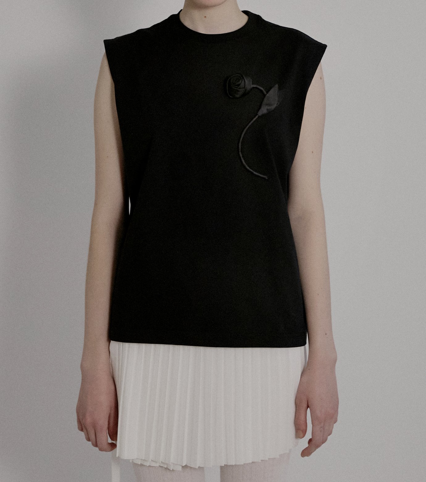 ヴィヴィアーノ - VIVIANO | Flower Applique Sleeveless | RESTIR