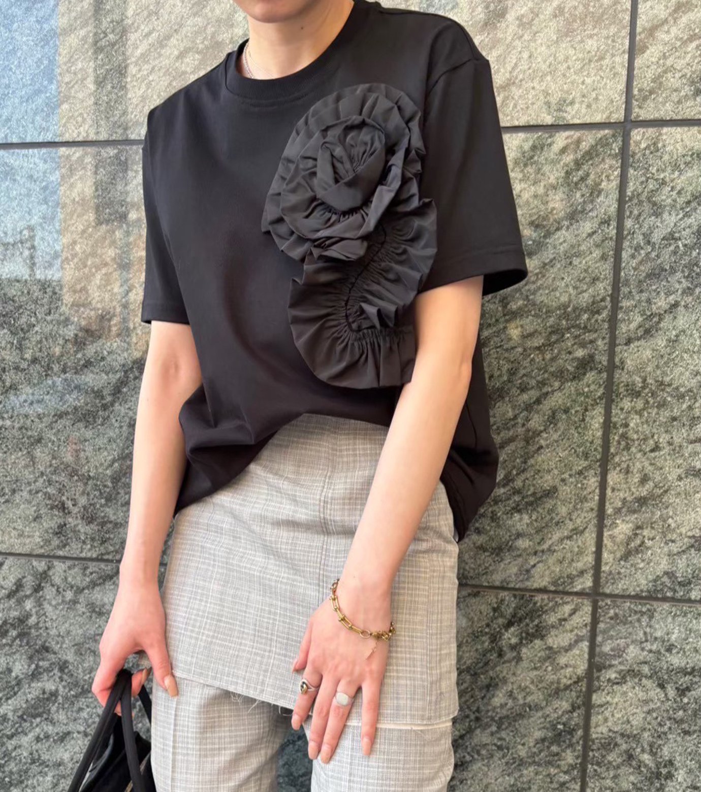 ヴィヴィアーノ - VIVIANO | Flower T-shirt-Black-Fの通販 | RESTIR