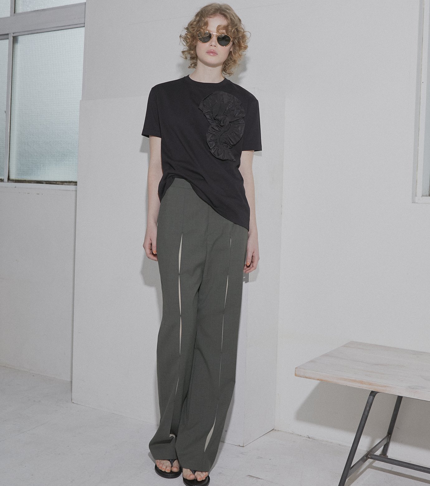 ヴィヴィアーノ - VIVIANO | Flower T-shirt-Black-Fの通販